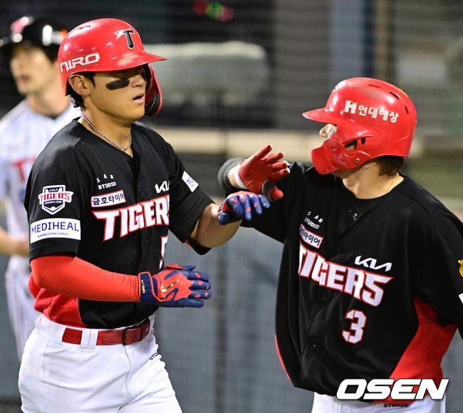 [OSEN=잠실, 지형준 기자]2회초 2사 2루에서 KIA 김도영이 좌월 투런포를 날리고 김선빈과 기뻐하고 있다. 2026.03.31&nbsp;/ jpnews@osen.co.kr