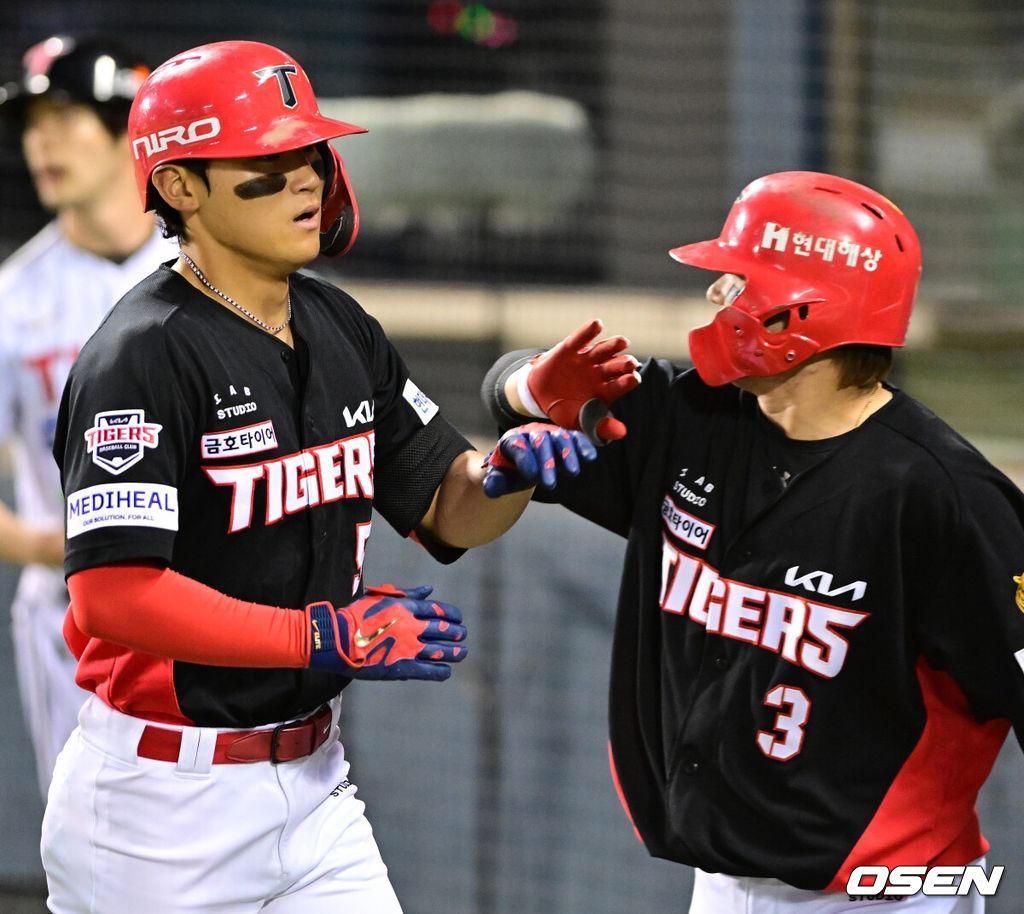 2회초 2사 2루에서 KIA 김도영이 좌월 투런포를 날리고 김선빈과 기뻐하고 있다. 2026.03.31 / jpnews@osen.co.kr