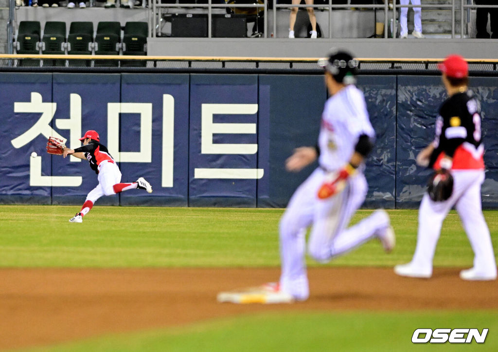 31일 서울 잠실야구장에서 2026 신한 SOL KBO리그 LG 트윈스와 KIA 타이거즈즈의 경기가 열렸다. 이날 LG는 톨허스트, KIA는 아담 올러를 선발로 내세웠다.7회말 2사 1,2루에서 KIA 박정우가 LG 최원영의 1타점 적시 2루타를 놓치고있다. 2026.03.31 / jpnews@osen.co.kr