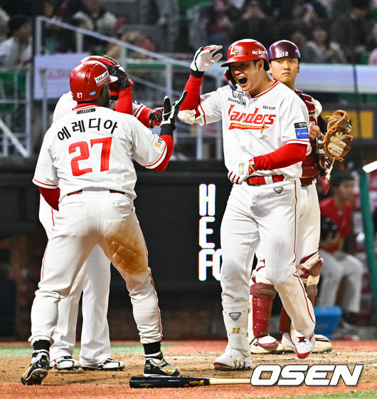 [OSEN=인천, 박준형 기자]  31일 오후 인천 SSG랜더스필드에서 2026 신한 SOL KBO리그&nbsp;SSG 랜더스와 키움 히어로즈의 경기가 진행됐다.이날 SSG는 베니지아노를, 키움은 와일스를 선발투수로 내세웠다. 7회말 1사 1,2루 SSG 김재환이 3점 홈런을 날리고 홈을 밟고 있다.   2026.03.31 / soul1014@osen.co.kr