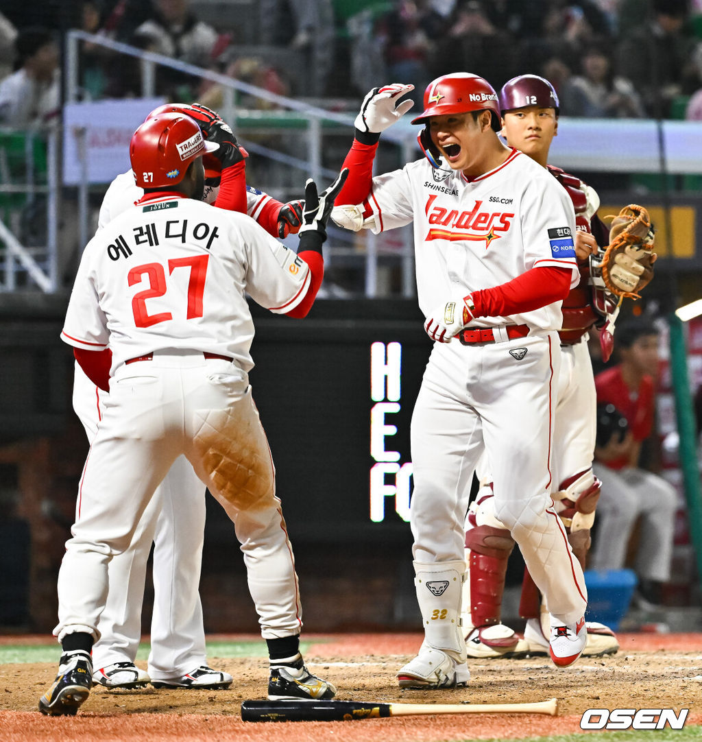 31일 오후 인천 SSG랜더스필드에서 2026 신한 SOL KBO리그 SSG 랜더스와 키움 히어로즈의 경기가 진행됐다.이날 SSG는 베니지아노를, 키움은 와일스를 선발투수로 내세웠다. 7회말 1사 1,2루 SSG 김재환이 3점 홈런을 날리고 홈을 밟고 있다. 2026.03.31 / soul1014@osen.co.kr