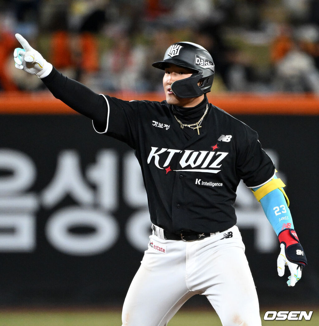 31일 대전 한화생명볼파크에서 2026 신한 SOL KBO리그 한화 이글스와 KT 위즈의 경기가 열렸다.이날 한화는 오웬 화이트, KT는 케일럽 보쉴리를 선발로 내세웠다.7회초 2사 만루에서 KT 안현민이 좌전 2타점 적시 2루타를 치고 환호하고 있다. 2026.03.31 /sunday@osen.co.kr