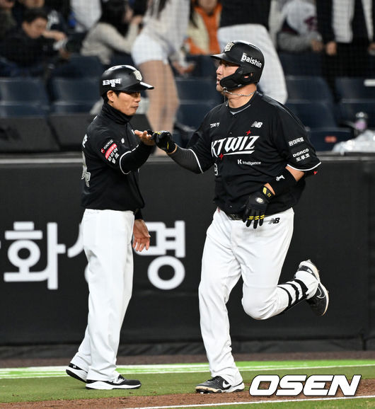 [OSEN=대전, 이대선 기자] 31일 대전 한화생명볼파크에서 2026 신한 SOL KBO리그 한화 이글스와 KT 위즈의 경기가 열렸다.이날 한화는 오웬 화이트, KT는 케일럽 보쉴리를 선발로 내세웠다.8회초 무사에서 KT 장성우가 좌월 솔로 홈런을 치고 그라운드를 돌고 있다. 2026.03.31 /sunday@osen.co.kr