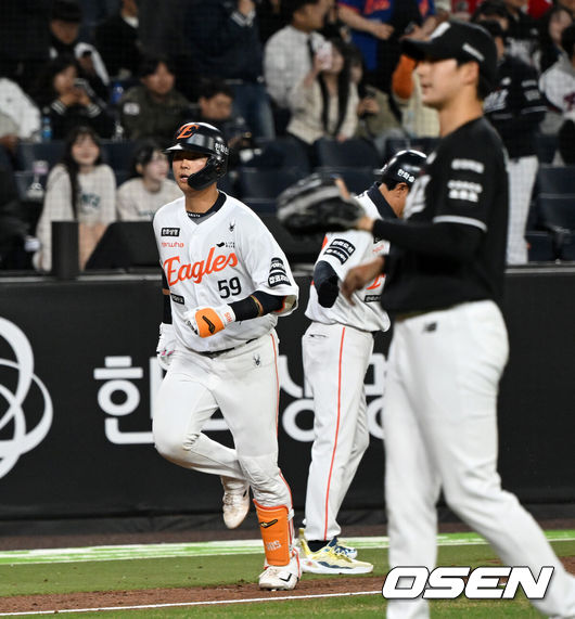 [OSEN=대전, 이대선 기자] 31일 대전 한화생명볼파크에서 2026 신한 SOL KBO리그 한화 이글스와 KT 위즈의 경기가 열렸다.이날 한화는 오웬 화이트, KT는 케일럽 보쉴리를 선발로 내세웠다.8회말 2사 1루에서 한화 허인서가 좌월 투런 홈런을 치고 그라운드를 돌고 있다. 2026.03.31 /sunday@osen.co.kr