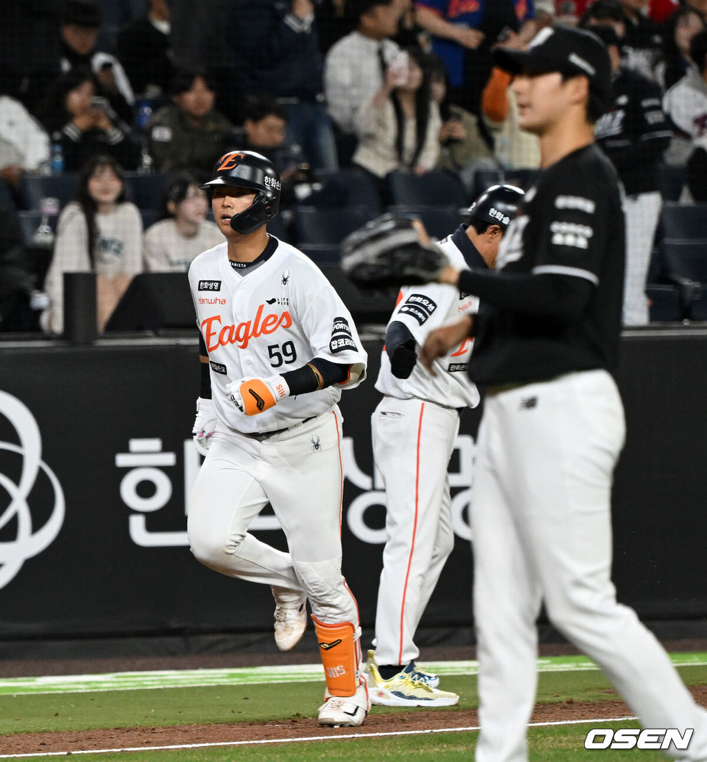 31일 대전 한화생명볼파크에서 2026 신한 SOL KBO리그 한화 이글스와 KT 위즈의 경기가 열렸다.이날 한화는 오웬 화이트, KT는 케일럽 보쉴리를 선발로 내세웠다.8회말 2사 1루에서 한화 허인서가 좌월 투런 홈런을 치고 그라운드를 돌고 있다. 2026.03.31 /sunday@osen.co.kr