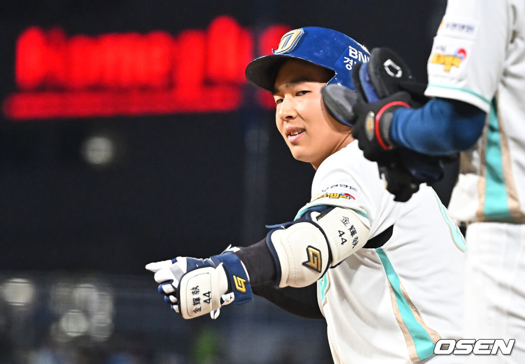 31일 창원NC파크에서 2026 신한 SOL KBO 리그 NC 다이노스와 롯데 자이언츠의 경기가 열렸다. 홈팀 NC는 토다가, 방문팀 롯데는 박세웅이 선발 출전했다. NC 다이노스 김휘집이 3회말 2사 2,3루 중견수 앞 2타점 안타를 치고 세리머니를 하고 있다. 2026.03.31 / foto0307@osen.co.kr