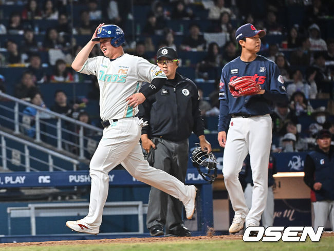 [OSEN=창원, 이석우 기자] 31일 창원NC파크에서 2026 신한 SOL KBO 리그 NC 다이노스와 롯데 자이언츠의 경기가 열렸다. 홈팀 NC는 토다가, 방문팀 롯데는 박세웅이 선발 출전했다. NC 다이노스 김형준이 6회말 1사 2,3루 롯데 자이언츠 쿄야마의 폭투로 득점을 하고 있다. 2026.03.31 / foto0307@osen.co.kr