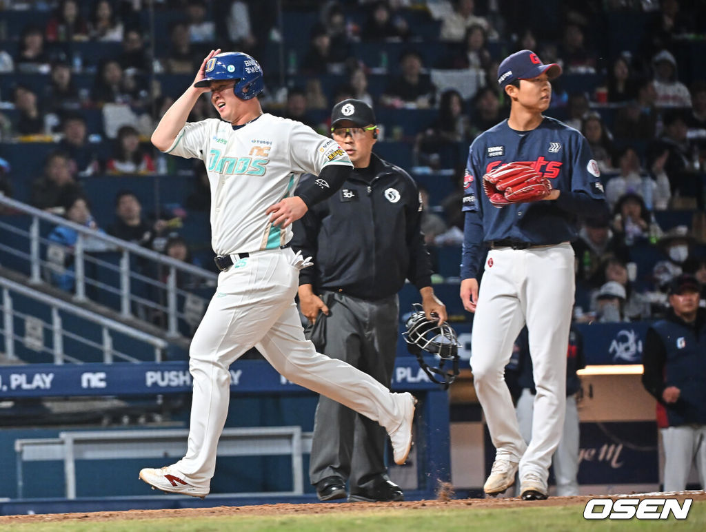 31일 창원NC파크에서 2026 신한 SOL KBO 리그 NC 다이노스와 롯데 자이언츠의 경기가 열렸다. 홈팀 NC는 토다가, 방문팀 롯데는 박세웅이 선발 출전했다. NC 다이노스 김형준이 6회말 1사 2,3루 롯데 자이언츠 쿄야마의 폭투로 득점을 하고 있다. 2026.03.31 / foto0307@osen.co.kr