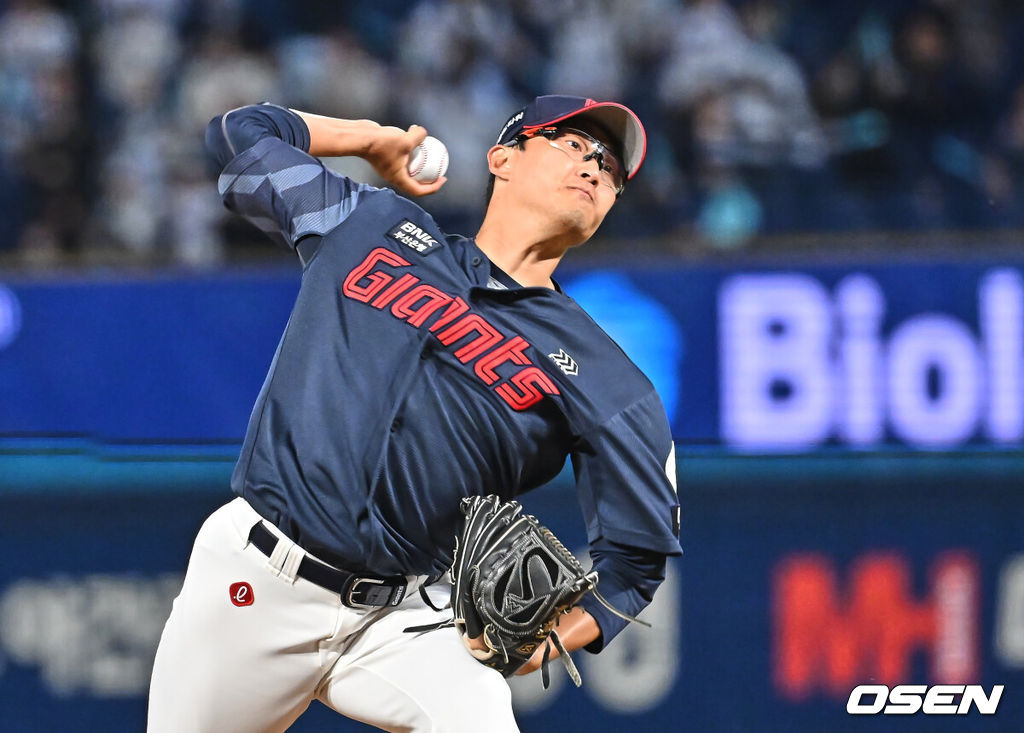 31일 창원NC파크에서 2026 신한 SOL KBO 리그 NC 다이노스와 롯데 자이언츠의 경기가 열렸다. 홈팀 NC는 토다가, 방문팀 롯데는 박세웅이 선발 출전했다. 롯데 자이언츠 선발투수 박세웅이 역투하고 있다. 2026.03.31 / foto0307@osen.co.kr