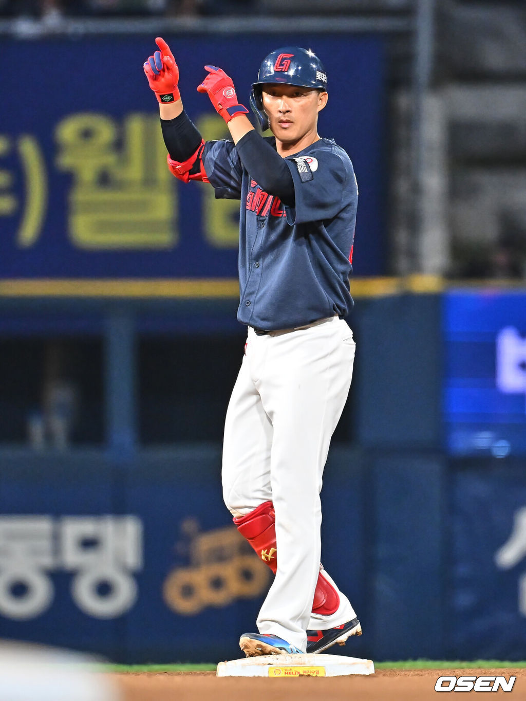31일 창원NC파크에서 2026 신한 SOL KBO 리그 NC 다이노스와 롯데 자이언츠의 경기가 열렸다. 홈팀 NC는 토다가, 방문팀 롯데는 박세웅이 선발 출전했다. 롯데 자이언츠 노진혁이 6회초 1사 좌익수 뒤 펜스 맞추는 2루타를 치고 세리머니를 하고 있다. 2026.03.31 / foto0307@osen.co.kr