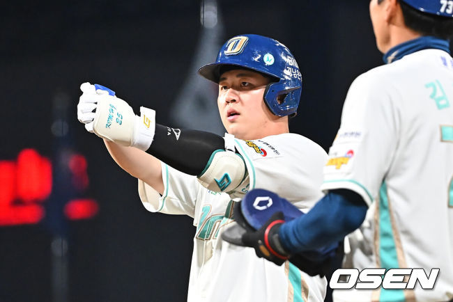 [OSEN=창원, 이석우 기자] 31일 창원NC파크에서 2026 신한 SOL KBO 리그 NC 다이노스와 롯데 자이언츠의 경기가 열렸다. 홈팀 NC는 토다가, 방문팀 롯데는 박세웅이 선발 출전했다. NC 다이노스 김형준이 3회말 2사 2루 좌익수 앞 1타점 안타를 치고 세리머니를 하고 있다. 2026.03.31 / foto0307@osen.co.kr