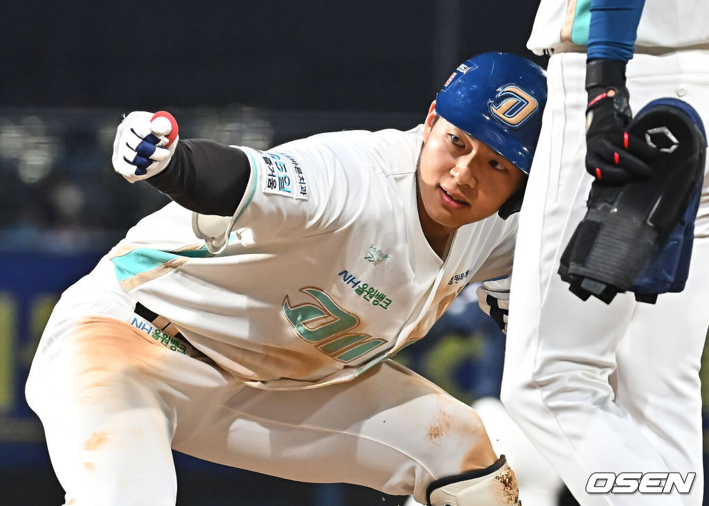 31일 창원NC파크에서 2026 신한 SOL KBO 리그 NC 다이노스와 롯데 자이언츠의 경기가 열렸다. 홈팀 NC는 토다가, 방문팀 롯데는 박세웅이 선발 출전했다. NC 다이노스 김휘집이 7회말 1사 2,3루 좌익수 뒤 2타점 안타를 치고 세리머니를 하고 있다. 2026.03.31 / foto0307@osen.co.kr