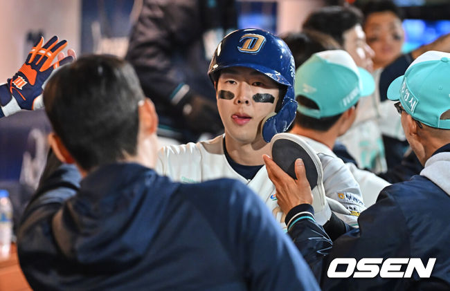 [OSEN=창원, 이석우 기자] 31일 창원NC파크에서 2026 신한 SOL KBO 리그 NC 다이노스와 롯데 자이언츠의 경기가 열렸다. 홈팀 NC는 토다가, 방문팀 롯데는 박세웅이 선발 출전했다. NC 다이노스 박건우가 3회말 2사 2,3루 김휘집의 중견수 앞 2타점 안타때 득점을 올리고 하이파이브를 하고 있다. 2026.03.31 / foto0307@osen.co.kr