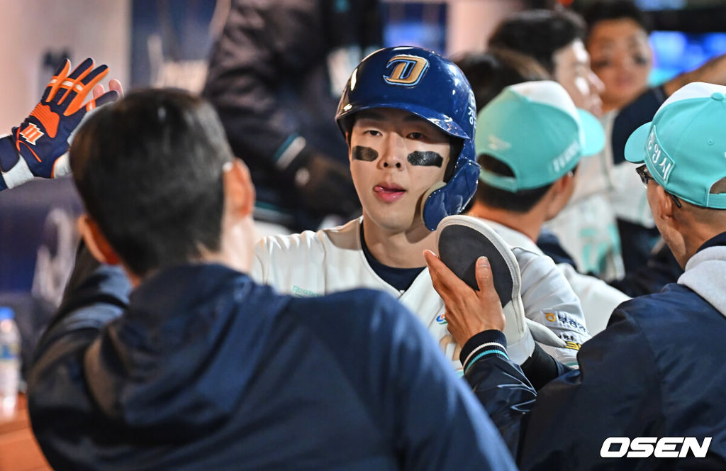 31일 창원NC파크에서 2026 신한 SOL KBO 리그 NC 다이노스와 롯데 자이언츠의 경기가 열렸다. 홈팀 NC는 토다가, 방문팀 롯데는 박세웅이 선발 출전했다. NC 다이노스 박건우가 3회말 2사 2,3루 김휘집의 중견수 앞 2타점 안타때 득점을 올리고 하이파이브를 하고 있다. 2026.03.31 / foto0307@osen.co.kr
