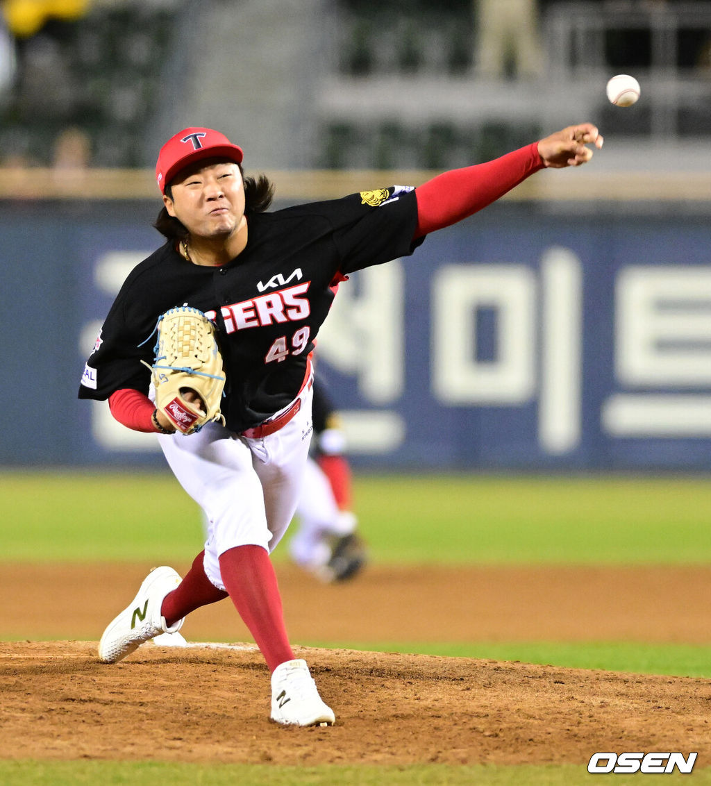 31일 서울 잠실야구장에서 2026 신한 SOL KBO리그 LG 트윈스와 KIA 타이거즈즈의 경기가 열렸다. 이날 LG는 톨허스트, KIA는 아담 올러를 선발로 내세웠다.8회말 KIA 김범수가 역투하고 있다. 2026.03.31 / jpnews@osen.co.kr