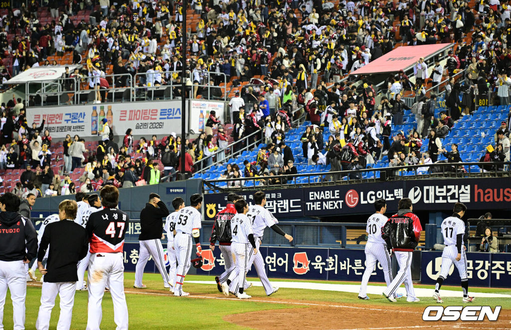 프로야구 KIA 타이거즈가 개막 2연패에서 탈출했다. 그러나 LG 트윈스는 8년 만에 개막 3연패를 당했다. KIA는 31일 서울 잠실구장에서 열린 2026 KBO리그 LG와 시즌 첫 맞대결에서 7-2로 승리했다. 김도영이 투런 홈런 포함 4타수 3안타 1볼넷 3타점으로 활약했다. 카스트로는 2루타 2방을 때리며 2타점을 기록했다. 선발투수 올러는 6이닝 동안 단 3안타만 맞고 1볼넷 3탈삼진 무실점으로 승리 투수가 됐다. LG 선수들이 패배를 아쉬워하고 있다. 2026.03.31 / jpnews@osen.co.kr