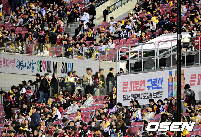 [OSEN=잠실, 지형준 기자] 31일 서울 잠실야구장에서 2026 신한 SOL KBO리그 LG 트윈스와 KIA 타이거즈즈의 경기가 열렸다. 이날 LG는 톨허스트, KIA는 아담 올러를 선발로 내세웠다.8회말을 마치고 2-7로 LG가 뒤진 상황, LG 팬들이 야구장을 빠져 나가고 있다. 2026.03.31&nbsp;/ jpnews@osen.co.kr