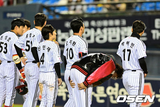 [OSEN=잠실, 지형준 기자] 프로야구 KIA 타이거즈가 개막 2연패에서 탈출했다. 그러나 LG 트윈스는 8년 만에 개막 3연패를 당했다.&nbsp;KIA는 31일 서울 잠실구장에서 열린 2026 KBO리그&nbsp;LG와 시즌 첫 맞대결에서 7-2로 승리했다. 김도영이 투런 홈런 포함 4타수 3안타 1볼넷 3타점으로 활약했다. 카스트로는 2루타 2방을 때리며 2타점을 기록했다.&nbsp;선발투수 올러는 6이닝 동안 단 3안타만 맞고 1볼넷 3탈삼진 무실점으로 승리 투수가 됐다. 경기를 마치고 LG 선수들이 팬들에게 인사를 하고 있다. 2026.03.31&nbsp;/ jpnews@osen.co.kr