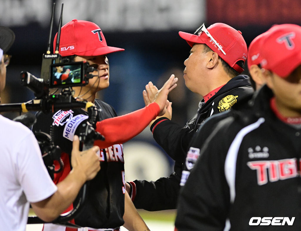 프로야구 KIA 타이거즈가 개막 2연패에서 탈출했다. 그러나 LG 트윈스는 8년 만에 개막 3연패를 당했다. KIA는 31일 서울 잠실구장에서 열린 2026 KBO리그 LG와 시즌 첫 맞대결에서 7-2로 승리했다. 김도영이 투런 홈런 포함 4타수 3안타 1볼넷 3타점으로 활약했다. 카스트로는 2루타 2방을 때리며 2타점을 기록했다. 선발투수 올러는 6이닝 동안 단 3안타만 맞고 1볼넷 3탈삼진 무실점으로 승리 투수가 됐다. 경기를 마치고 KIA 이범호 감독이 김도영과 승리 하이파이브를 하고 있다. 2026.03.31 / jpnews@osen.co.kr