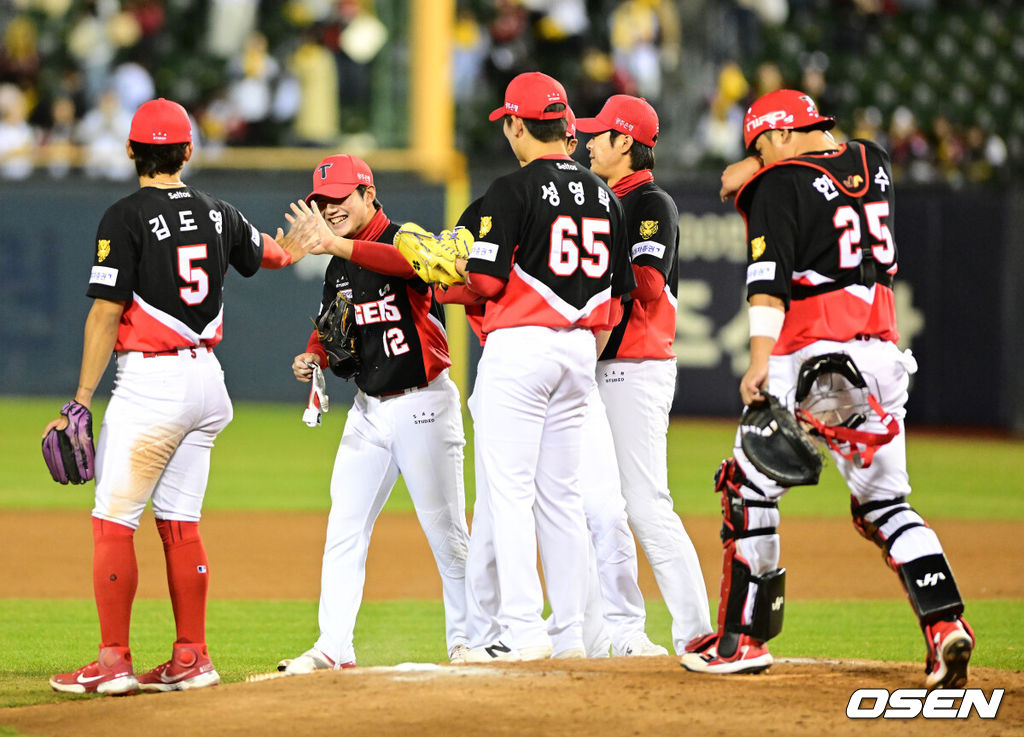 프로야구 KIA 타이거즈가 개막 2연패에서 탈출했다. 그러나 LG 트윈스는 8년 만에 개막 3연패를 당했다. KIA는 31일 서울 잠실구장에서 열린 2026 KBO리그 LG와 시즌 첫 맞대결에서 7-2로 승리했다. 김도영이 투런 홈런 포함 4타수 3안타 1볼넷 3타점으로 활약했다. 카스트로는 2루타 2방을 때리며 2타점을 기록했다. 선발투수 올러는 6이닝 동안 단 3안타만 맞고 1볼넷 3탈삼진 무실점으로 승리 투수가 됐다. KIA 선수들이 승리를 기뻐하고 있다. 2026.03.31 / jpnews@osen.co.kr