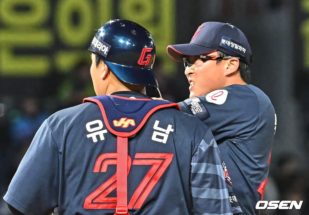 31일 창원NC파크에서 2026 신한 SOL KBO 리그 NC 다이노스와 롯데 자이언츠의 경기가 열렸다. 홈팀 NC는 토다가, 방문팀 롯데는 박세웅이 선발 출전했다. 롯데 자이언츠 박세웅이 3회말 실점이 늘어나며 아쉬워하고 있다. 2026.03.31 / foto0307@osen.co.kr