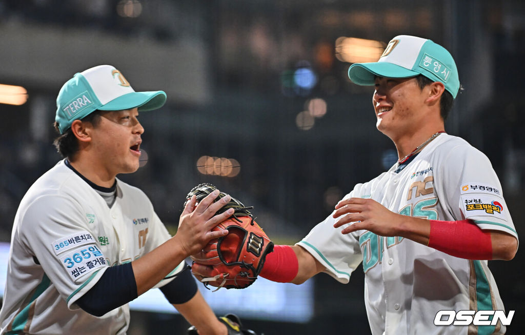 31일 창원NC파크에서 2026 신한 SOL KBO 리그 NC 다이노스와 롯데 자이언츠의 경기가 열렸다. 홈팀 NC는 토다가, 방문팀 롯데는 박세웅이 선발 출전했다. NC 다이노스 선발투수 최정원이 5회초 2사 롯데 자이언츠 윤동희의 타구를 호수비로 잡고 토다와 하이파이브를 하고 있다. 2026.03.31 / foto0307@osen.co.kr