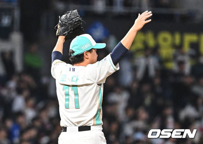 [OSEN=창원, 이석우 기자] 31일 창원NC파크에서 2026 신한 SOL KBO 리그 NC 다이노스와 롯데 자이언츠의 경기가 열렸다. 홈팀 NC는 토다가, 방문팀 롯데는 박세웅이 선발 출전했다. NC 다이노스 선발투수 토다가 5회초 2사 롯데 자이언츠 윤동희의 타구를 어렵게 잡은 최정원을 보며 손을 들어 환호하고 있다. 2026.03.31 / foto0307@osen.co.kr