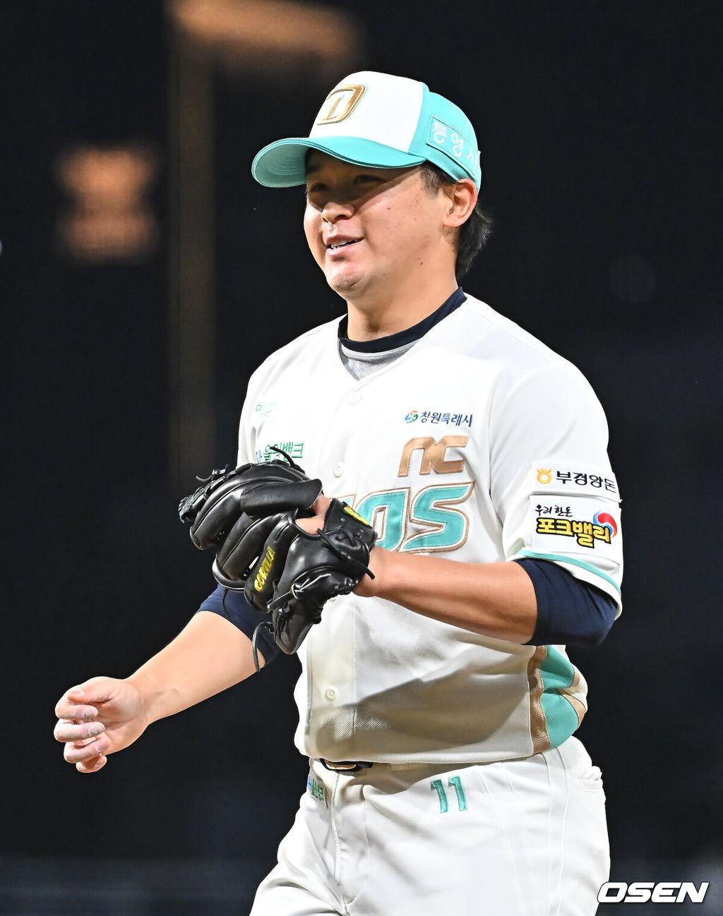 31일 창원NC파크에서 2026 신한 SOL KBO 리그 NC 다이노스와 롯데 자이언츠의 경기가 열렸다. 홈팀 NC는 토다가, 방문팀 롯데는 박세웅이 선발 출전했다. NC 다이노스 토다가 4회초 2사 롯데 자이언츠 황성빈의 타구를 잡아 몸을 날려 베이스 터치 아웃시킨 서호철의 호수비에 활짝 웃고 있다. 2026.03.31 / foto0307@osen.co.kr