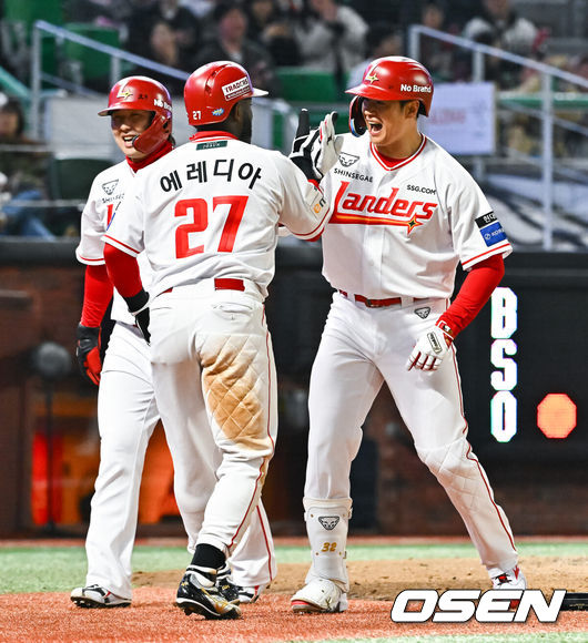 [OSEN=인천, 박준형 기자]  31일 오후 인천 SSG랜더스필드에서 2026 신한 SOL KBO리그&nbsp;SSG 랜더스와 키움 히어로즈의 경기가 진행됐다.이날 SSG는 베니지아노를, 키움은 와일스를 선발투수로 내세웠다. 7회말 1사 1,2루 SSG 김재환이 3점 홈런을 날린뒤 주자들의 축하를 받고 있다.     2026.03.31 / soul1014@osen.co.kr