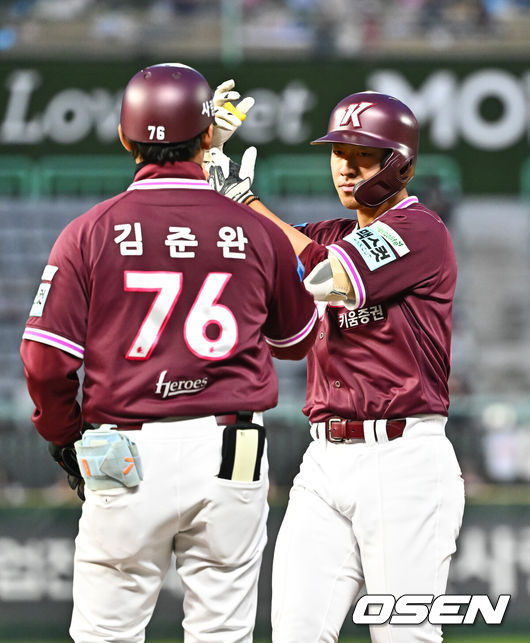 [OSEN=인천, 박준형 기자]  31일 오후 인천 SSG랜더스필드에서 2026 신한 SOL KBO리그&nbsp;SSG 랜더스와 키움 히어로즈의 경기가 진행됐다.이날 SSG는 베니지아노를, 키움은 와일스를 선발투수로 내세웠다. 3회초 키움 선두타자 최재영이 안타를 날리고 김준완 코치와 하이파이브를 하고 있다.   2026.03.31 / soul1014@osen.co.kr