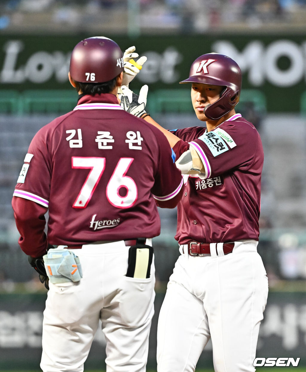 31일 오후 인천 SSG랜더스필드에서 2026 신한 SOL KBO리그 SSG 랜더스와 키움 히어로즈의 경기가 진행됐다.이날 SSG는 베니지아노를, 키움은 와일스를 선발투수로 내세웠다. 3회초 키움 선두타자 최재영이 안타를 날리고 김준완 코치와 하이파이브를 하고 있다.   2026.03.31 / soul1014@osen.co.kr