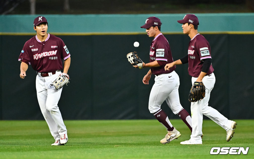 31일 오후 인천 SSG랜더스필드에서 2026 신한 SOL KBO리그 SSG 랜더스와 키움 히어로즈의 경기가 진행됐다.이날 SSG는 베니지아노를, 키움은 와일스를 선발투수로 내세웠다. 2회말 2사 1루 SSG 최지훈의 외야뜬공을 키움 최재영 1루수가 잡아낸뒤 미소 짓고 있다   2026.03.31 / soul1014@osen.co.kr