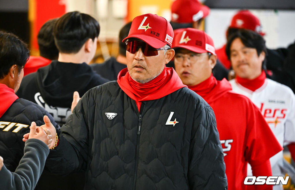 프로야구 SSG 랜더스가 시원한 홈런 2방을 앞세워 개막 3연승을 질주했다. SSG는 31일 인천 SSG랜더스필드에서 열린 ‘2026 신한은행 SOL Bank KBO리그’ 키움 히어로즈와의 경기에서 9-3으로 승리했다. 경기종료 후 SSG 이숭용 감독이 코칭스태프와 하이파이브를 하고 있다. 2026.03.31 / soul1014@osen.co.kr