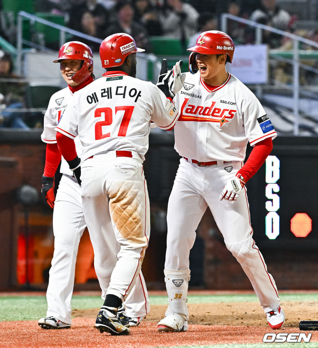 31일 오후 인천 SSG랜더스필드에서 2026 신한 SOL KBO리그 SSG 랜더스와 키움 히어로즈의 경기가 진행됐다.이날 SSG는 베니지아노를, 키움은 와일스를 선발투수로 내세웠다. 7회말 1사 1,2루 SSG 김재환이 3점 홈런을 날린뒤 주자들의 축하를 받고 있다. 2026.03.31 / soul1014@osen.co.kr