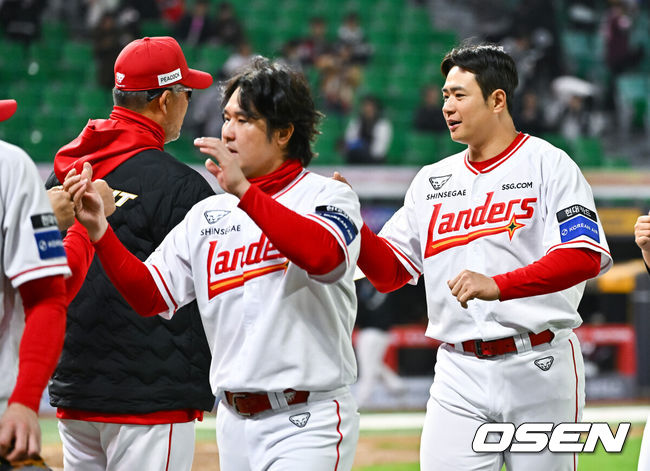 [OSEN=인천, 박준형 기자] 프로야구 SSG 랜더스가 시원한 홈런 2방을 앞세워 개막 3연승을 질주했다.&nbsp;SSG는 31일 인천 SSG랜더스필드에서 열린 ‘2026 신한은행 SOL Bank KBO리그’ 키움 히어로즈와의 경기에서 9-3으로 승리했다.&nbsp;경기종료 후 SSG 김재환이 이숭용 감독과 하이파이브를 하고 있다.  2026.03.31 / soul1014@osen.co.kr