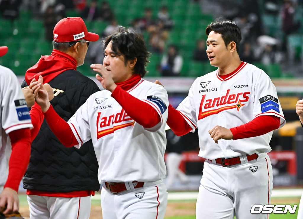 프로야구 SSG 랜더스가 시원한 홈런 2방을 앞세워 개막 3연승을 질주했다. SSG는 31일 인천 SSG랜더스필드에서 열린 ‘2026 신한은행 SOL Bank KBO리그’ 키움 히어로즈와의 경기에서 9-3으로 승리했다. 경기종료 후 SSG 김재환이 이숭용 감독과 하이파이브를 하고 있다. 2026.03.31 / soul1014@osen.co.kr