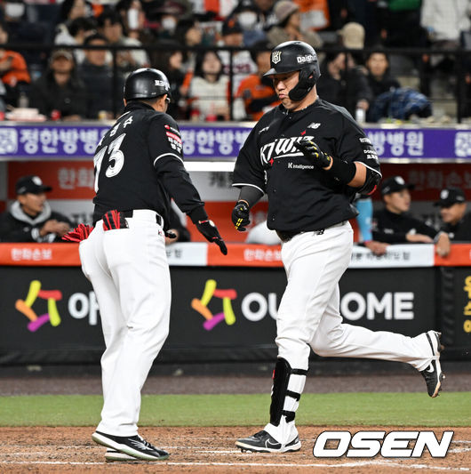 [OSEN=대전, 이대선 기자] 31일 대전 한화생명볼파크에서 2026 신한 SOL KBO리그 한화 이글스와 KT 위즈의 경기가 열렸다.이날 한화는 오웬 화이트, KT는 케일럽 보쉴리를 선발로 내세웠다.8회초 무사에서 KT 장성우가 좌월 솔로 홈런을 치고 박경수 코치와 하이파이브를 하고 있다. 2026.03.31 /sunday@osen.co.kr