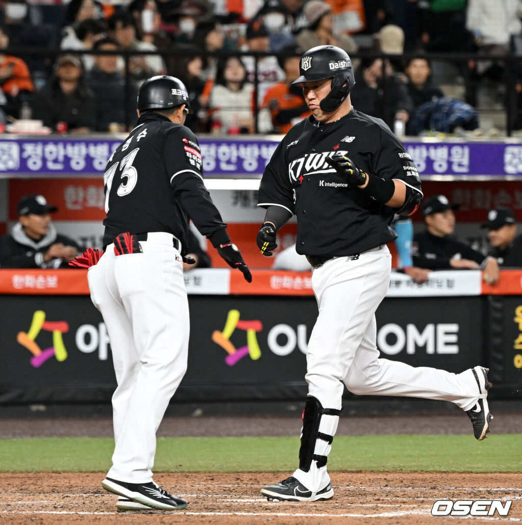 31일 대전 한화생명볼파크에서 2026 신한 SOL KBO리그 한화 이글스와 KT 위즈의 경기가 열렸다.이날 한화는 오웬 화이트, KT는 케일럽 보쉴리를 선발로 내세웠다.8회초 무사에서 KT 장성우가 좌월 솔로 홈런을 치고 박경수 코치와 하이파이브를 하고 있다. 2026.03.31 /sunday@osen.co.kr