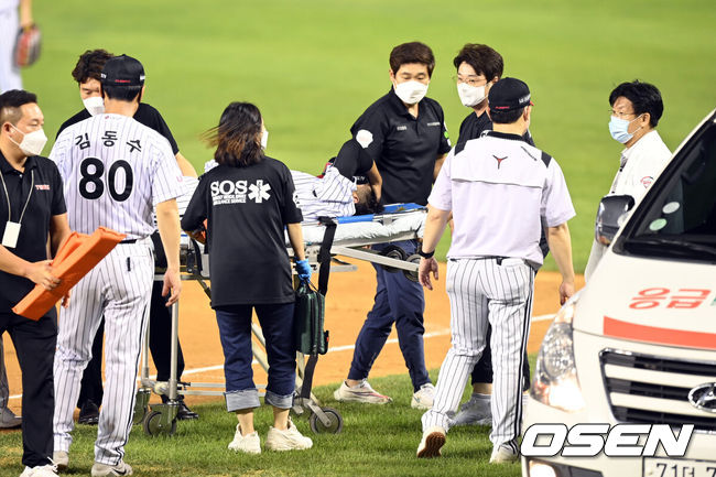 [OSEN=잠실 조은정 기자]&nbsp;14일 오후 서울 잠실야구장에서 ’2021 신한은행 SOL KBO 리그' LG 트윈스와 롯데 자이언츠의 경기가 열렸다. 9회초 마운드에 오른 LG 송은범이 롯데 선두타자 김재유를 태그아웃 처리하던 중 부상을 입으며 들것에 실려 구급차로 향하고 있다. 2021.08.14 /cej@osen.co.kr