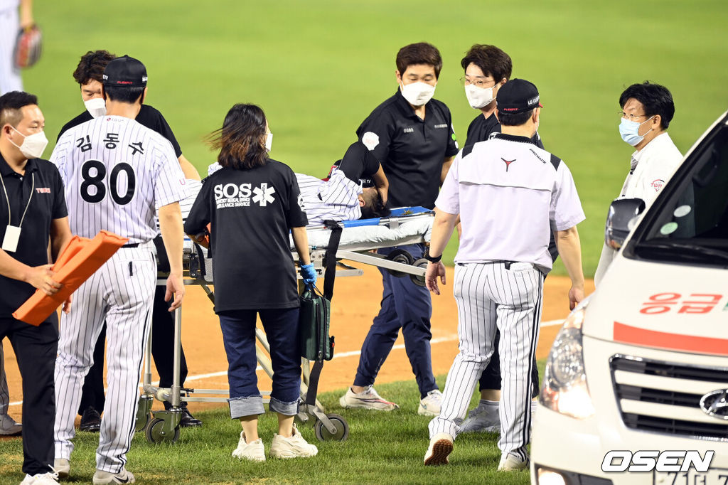  14일 오후 서울 잠실야구장에서 ’2021 신한은행 SOL KBO 리그' LG 트윈스와 롯데 자이언츠의 경기가 열렸다. 9회초 마운드에 오른 LG 송은범이 롯데 선두타자 김재유를 태그아웃 처리하던 중 부상을 입으며 들것에 실려 구급차로 향하고 있다. 2021.08.14 /cej@osen.co.kr