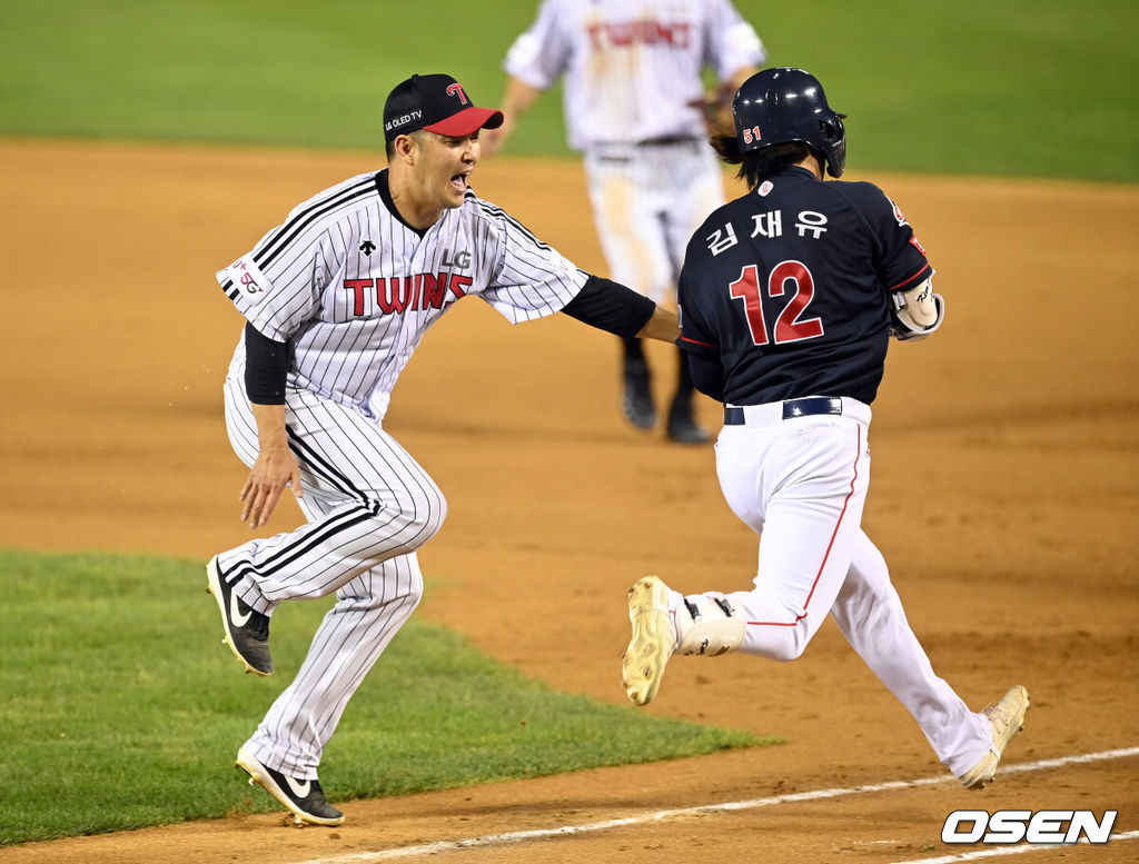  14일 오후 서울 잠실야구장에서 ’2021 신한은행 SOL KBO 리그' LG 트윈스와 롯데 자이언츠의 경기가 열렸다.9회초 마운드에 오른 LG 송은범이 롯데 선두타자 김재유를 태그아웃 처리하던 중 부상을 입으며 괴로워하고 있다. 2021.08.14 /cej@osen.co.kr
