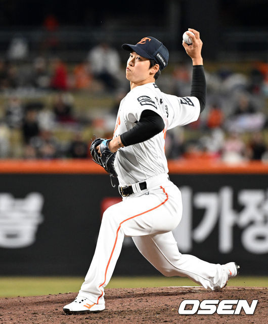 [OSEN=대전, 이대선 기자] 31일 대전 한화생명볼파크에서 2026 신한 SOL KBO리그 한화 이글스와 KT 위즈의 경기가 열렸다.이날 한화는 오웬 화이트, KT는 케일럽 보쉴리를 선발로 내세웠다.5회초 무사에서 한화 엄상백이 역투하고 있다. 2026.03.31 /sunday@osen.co.kr