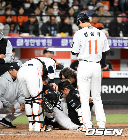 [OSEN=대전, 이대선 기자] 31일 대전 한화생명볼파크에서 2026 신한 SOL KBO리그 한화 이글스와 KT 위즈의 경기가 열렸다.이날 한화는 오웬 화이트, KT는 케일럽 보쉴리를 선발로 내세웠다.5회초 1사 1,2루에서 한화 엄상백이 자신의 투구에 머리를 맞은 KT 허경민을 걱정하고 있다. 2026.03.31 /sunday@osen.co.kr