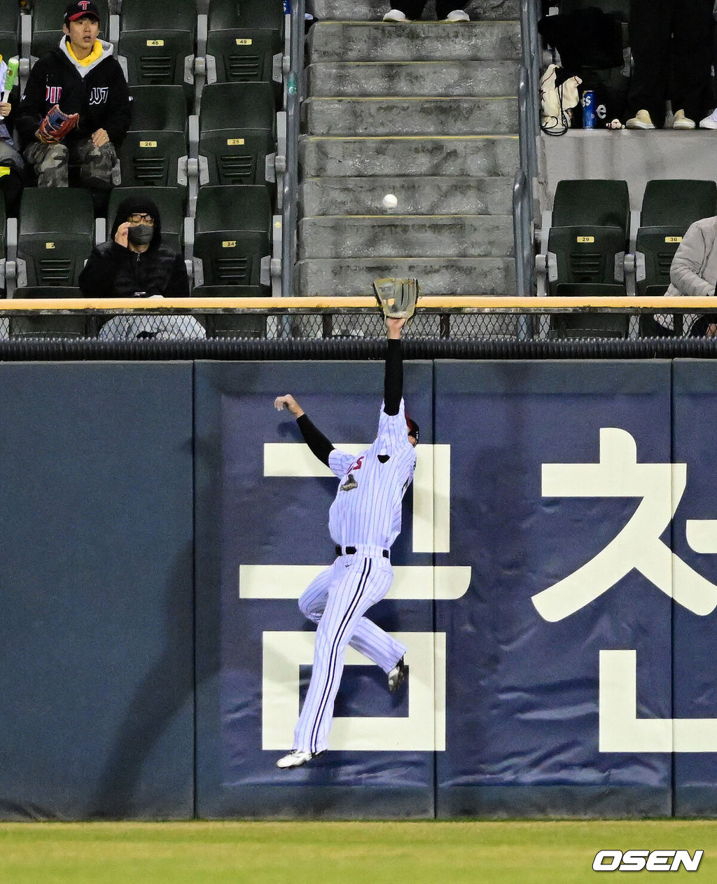 31일 서울 잠실야구장에서 2026 신한 SOL KBO리그 LG 트윈스와 KIA 타이거즈즈의 경기가 열렸다. 이날 LG는 톨허스트, KIA는 아담 올러를 선발로 내세웠다.4회초 무사 1루에서 LG 홍창기가 KIA 김도영의 홈런성 타구를 점프 캐치하고 있다. 2026.03.31 / jpnews@osen.co.kr
