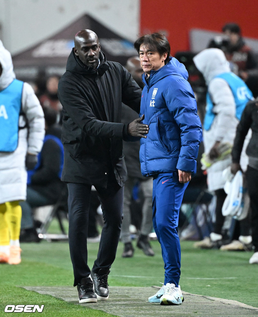 홍명보호가 어려운 경기 끝에 2025년 마지막 A매치를 승리로 장식했다.홍명보 감독이 이끄는 한국 축구대표팀은 18일 오후 8시 서울월드컵경기장에서 열린 11월 A매치 두 번째 친선경기에서 '아프리카 강호' 가나를 상대로 1-0 승리했다.내달 2026 국제축구연맹(FIFA) 북중미 월드컵 조 추첨을 앞두고 열리는 마지막 평가전이었다. 한국은 가나까지 잡아내면서 사상 최초로 월드컵 포트 2를 확정하게 됐다.경기 종료 후 대한민국 홍명보 감독이 가나 오토 아도 감독과 인사를 나누고 있다. 2025.11.18 /sunday@osen.co.kr