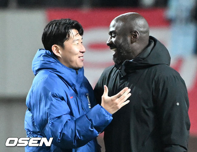 [OSEN=서울월드컵경기장, 이대선 기자] 홍명보호가 어려운 경기 끝에 2025년 마지막 A매치를 승리로 장식했다.홍명보 감독이 이끄는 한국 축구대표팀은 18일 오후 8시 서울월드컵경기장에서 열린&nbsp;11월 A매치 두 번째 친선경기에서&nbsp;'아프리카 강호' 가나를 상대로 1-0 승리했다.내달 2026 국제축구연맹(FIFA) 북중미 월드컵 조 추첨을 앞두고 열리는 마지막 평가전이었다.&nbsp;한국은 가나까지 잡아내면서 사상 최초로&nbsp;월드컵 포트 2를 확정하게 됐다.경기 종료 후 대한민국 손흥민이 가나 오토 아도 감독과 이야기를 나누고 있다. 2025.11.18 /sunday@osen.co.kr