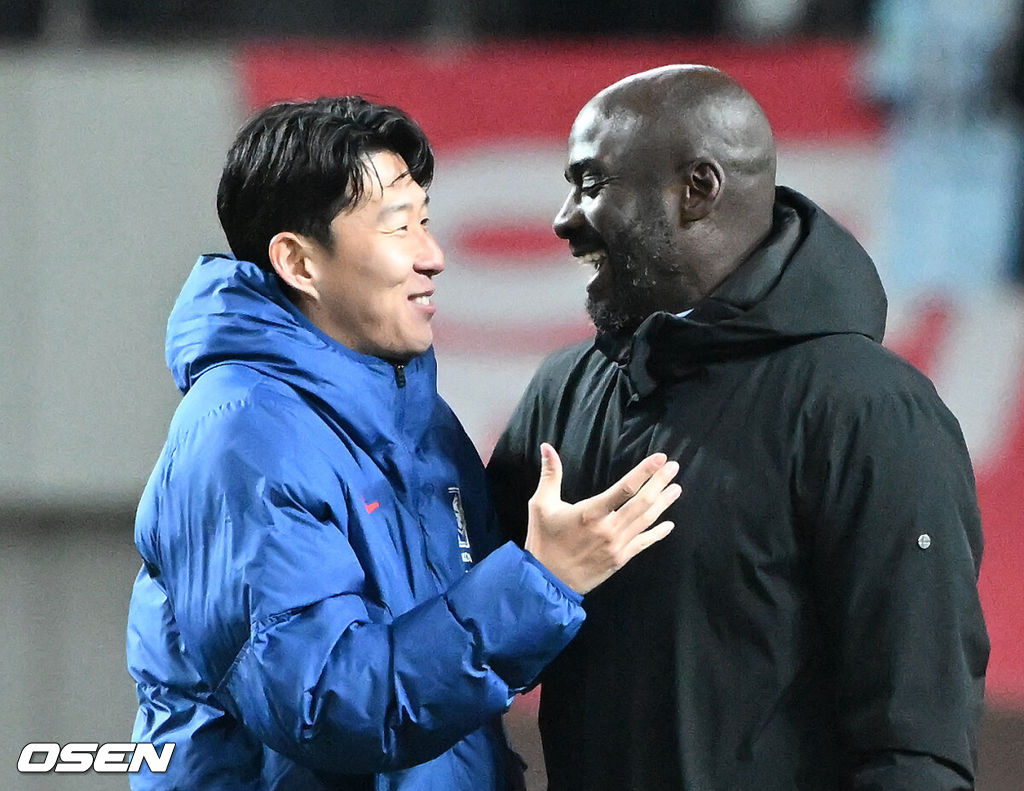 홍명보호가 어려운 경기 끝에 2025년 마지막 A매치를 승리로 장식했다.홍명보 감독이 이끄는 한국 축구대표팀은 18일 오후 8시 서울월드컵경기장에서 열린 11월 A매치 두 번째 친선경기에서 '아프리카 강호' 가나를 상대로 1-0 승리했다.내달 2026 국제축구연맹(FIFA) 북중미 월드컵 조 추첨을 앞두고 열리는 마지막 평가전이었다. 한국은 가나까지 잡아내면서 사상 최초로 월드컵 포트 2를 확정하게 됐다.경기 종료 후 대한민국 손흥민이 가나 오토 아도 감독과 이야기를 나누고 있다. 2025.11.18 /sunday@osen.co.kr