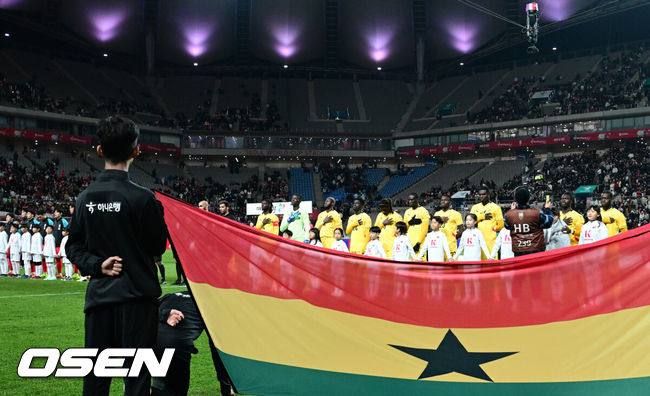 [OSEN=서울월드컵경기장, 지형준 기자] 홍명보 감독이 이끄는 한국 축구대표팀이 18일 오후 8시 서울월드컵경기장에서 열린&nbsp;11월 A매치 두 번째 친선경기에서&nbsp;'아프리카 강호' 가나를 상대로 1-0 승리했다.내달 2026 국제축구연맹(FIFA) 북중미 월드컵 조 추첨을 앞두고 열리는 마지막 평가전이었다.&nbsp;한국은 가나까지 잡아내면서 사상 최초로&nbsp;월드컵 포트 2를 확정하게 됐다. 이로써 대표팀은 홍명보 감독이 부임한 뒤 처음으로 A매치 2연전에서 나란히 승리를 거두게 됐다.가나 선수들이 국민의례를 하고 있다. 2025.11.18 /jpnews@osen.co.kr