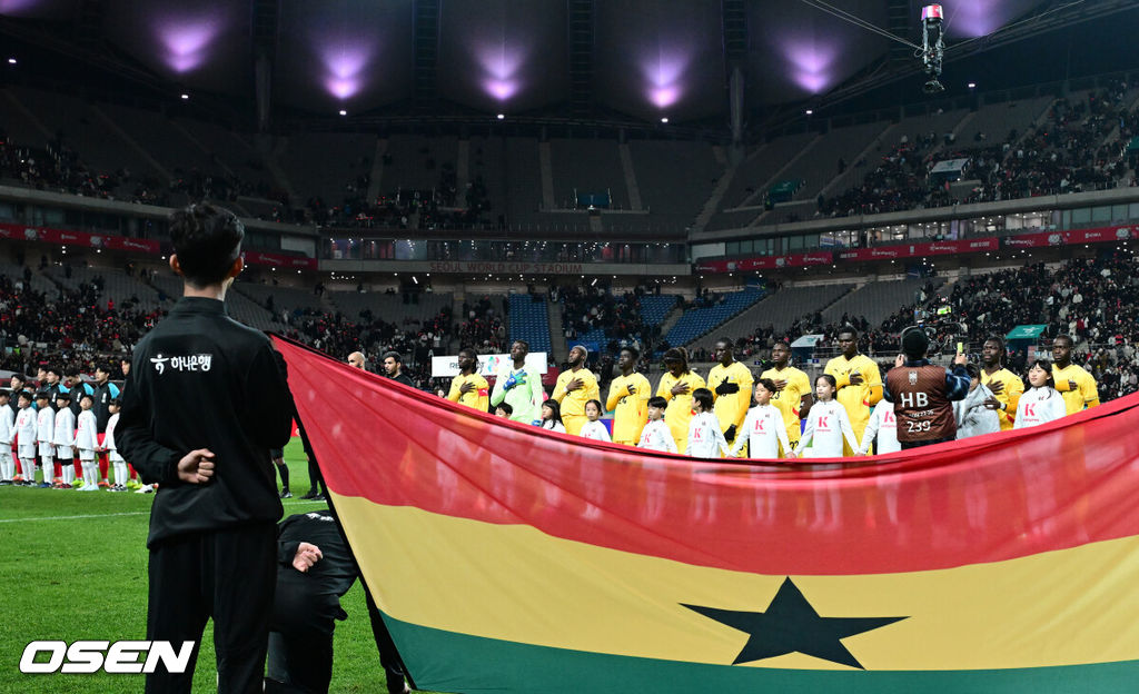 홍명보 감독이 이끄는 한국 축구대표팀이 18일 오후 8시 서울월드컵경기장에서 열린 11월 A매치 두 번째 친선경기에서 '아프리카 강호' 가나를 상대로 1-0 승리했다.내달 2026 국제축구연맹(FIFA) 북중미 월드컵 조 추첨을 앞두고 열리는 마지막 평가전이었다. 한국은 가나까지 잡아내면서 사상 최초로 월드컵 포트 2를 확정하게 됐다. 이로써 대표팀은 홍명보 감독이 부임한 뒤 처음으로 A매치 2연전에서 나란히 승리를 거두게 됐다.가나 선수들이 국민의례를 하고 있다. 2025.11.18 /jpnews@osen.co.kr