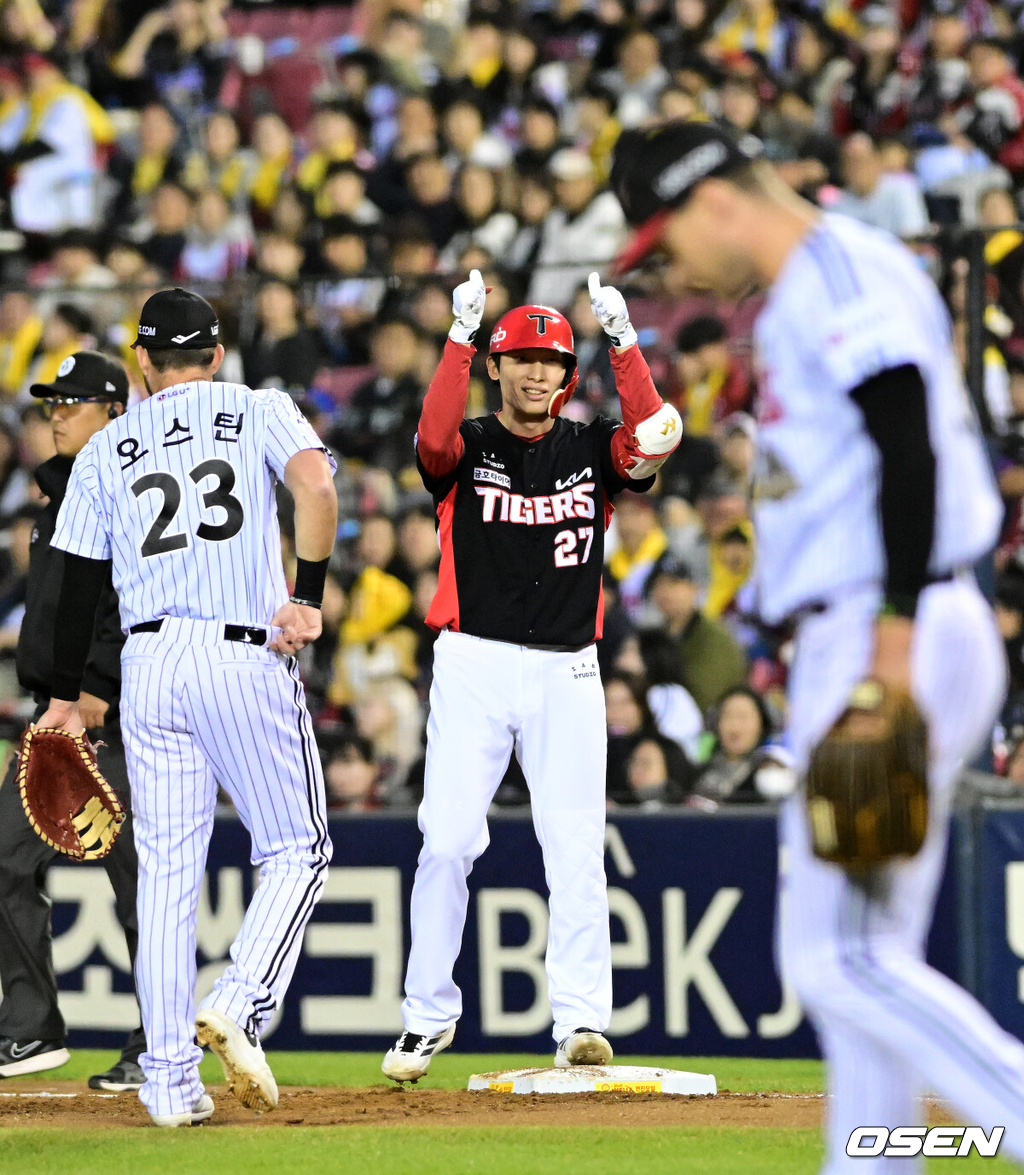 31일 서울 잠실야구장에서 2026 신한 SOL KBO리그 LG 트윈스와 KIA 타이거즈즈의 경기가 열렸다.이날 LG는 톨허스트, KIA는 아담 올러를 선발로 내세웠다.2회초 2사 1,3루에서 KIA 김호령이 1타점 적시타를 날리며 기뻐하고 있다. 2026.03.31 / jpnews@osen.co.kr